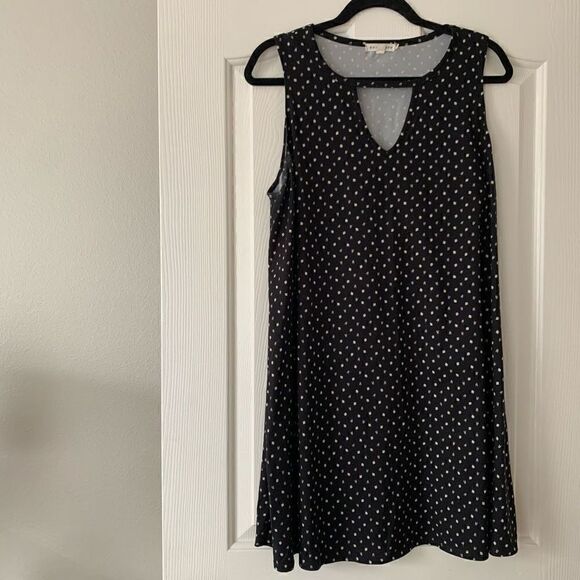 Socialite | Sleeveless Keyhole Dress - Picture 2 of 9